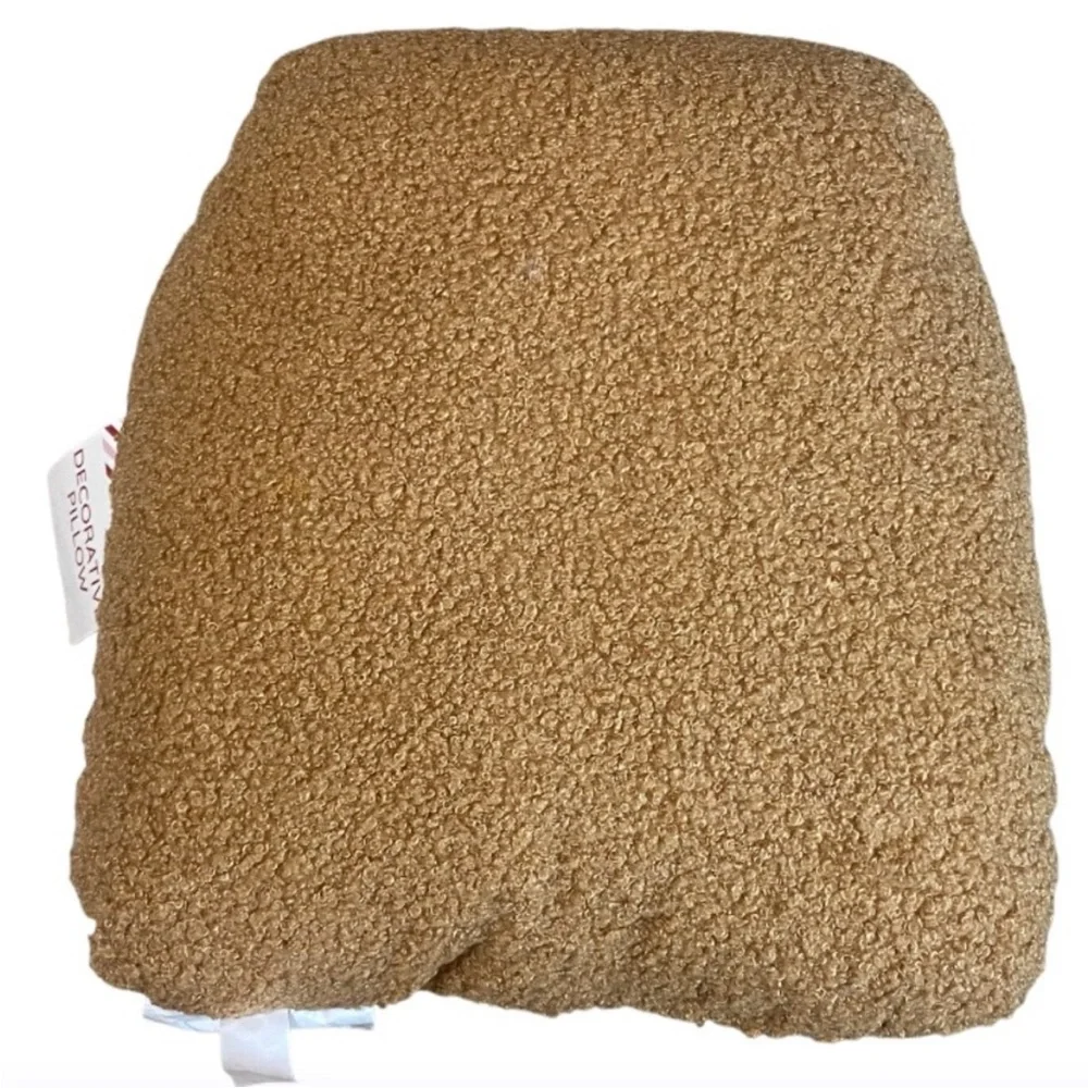 Gingerbread House Throw Pillow – Cozy Winter Accent Cushion for Sofa